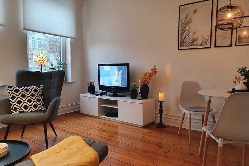 Stilvolles Wohnzimmer mit Holzmöbeln und Fernseher.