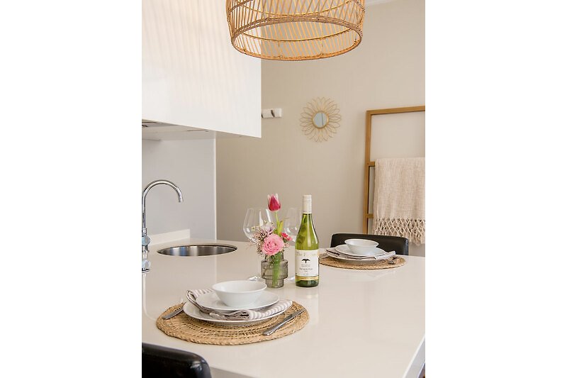 Moderne Küche mit elegantem Geschirr und stilvoller Einrichtung.