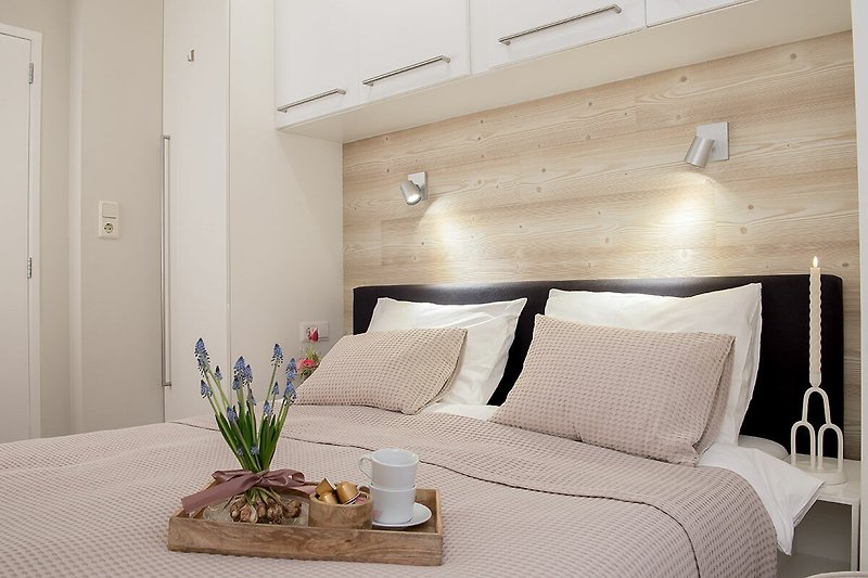 Neues Stilvolles Schlafzimmer (2024) mit bequemen Möbeln und schöner Dekoration.