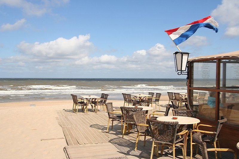 Strand und Restaurant mit Blick aufs Meer.
