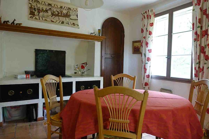 Elegantes Zimmer mit Holzmöbeln und großen Fenstern.