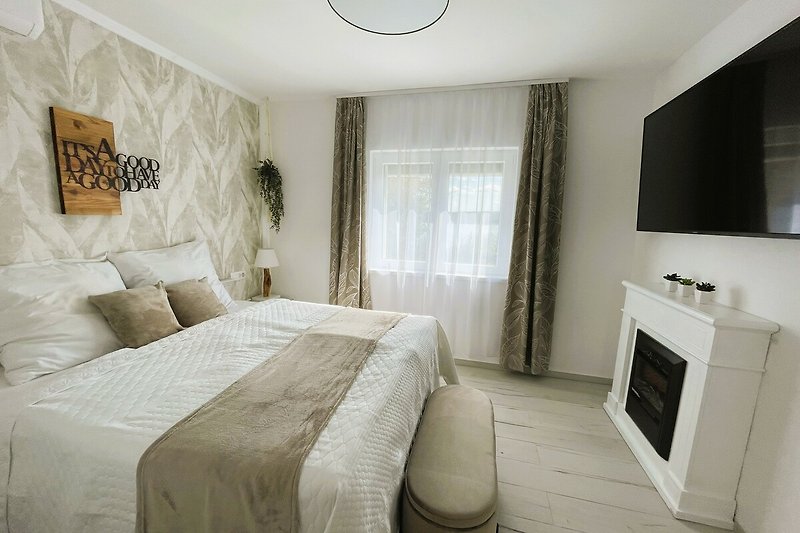Stilvolles Schlafzimmer mit bequemem Bett und elegantem Interieur.