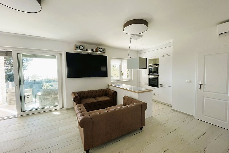 Wohnzimmer mit bequemer Couch, modernem Design und schöner Beleuchtung.