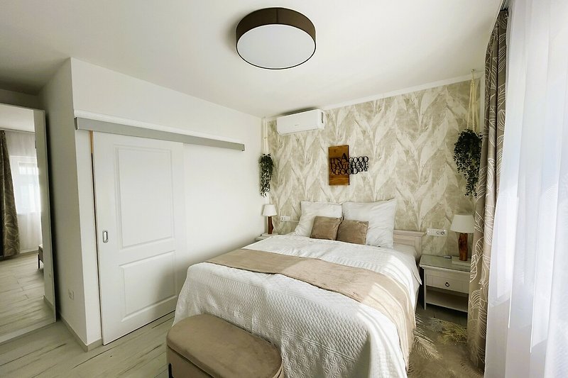 Stilvolles Schlafzimmer mit gemütlichem Bett und elegantem Interieur.
