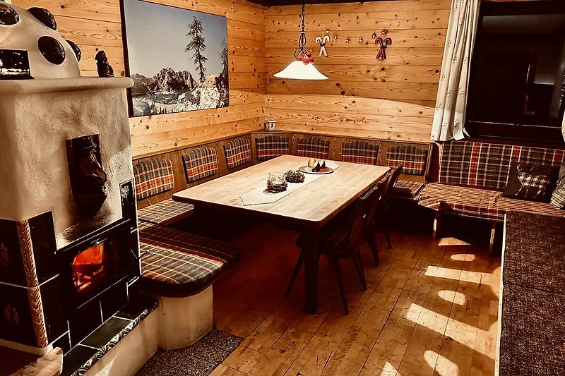 Moderne Holzmöbel in stilvollem Wohnzimmer mit Kunst und Kamin.