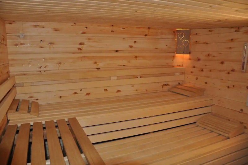 Sauna aus Holz mit rustikalem Charme.