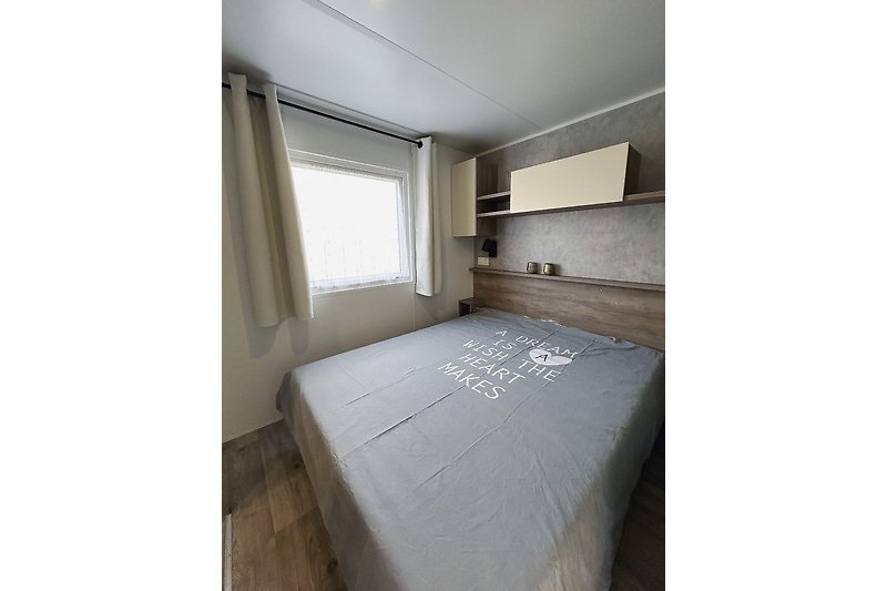 Master bedroom met fijn 2-persoonsbed  inclusief inloopkast