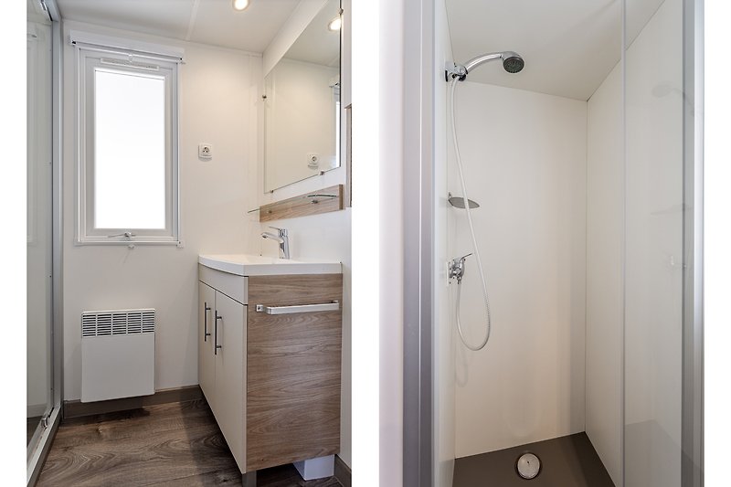 Modernes Badezimmer mit Spiegel, Waschbecken und Holzakzenten.