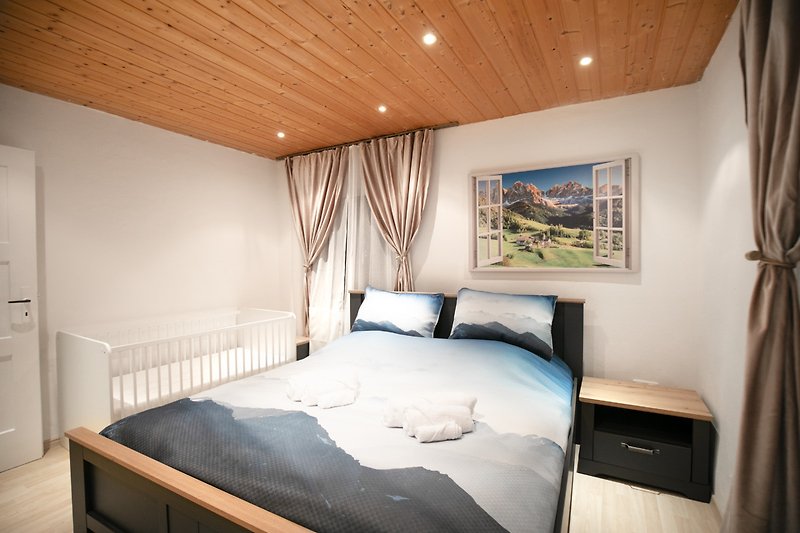 Stilvolles Schlafzimmer mit bequemem Bett und eleganten Vorhängen.