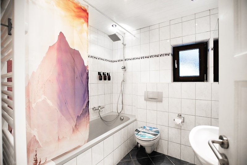 Modernes Badezimmer mit lila Akzenten und stilvoller Dusche.