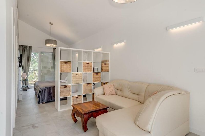 Modernes Wohnzimmer mit Holzmöbeln und gemütlicher Beleuchtung.