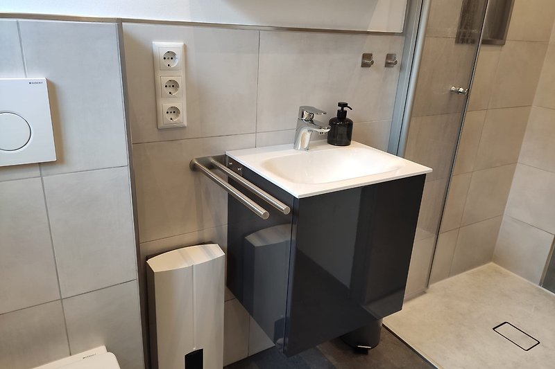 Modernes Badezimmer , neu renoviert