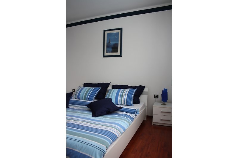 Elegantes Zimmer mit blauer Wandfarbe, Holzboden und US-Flagge.