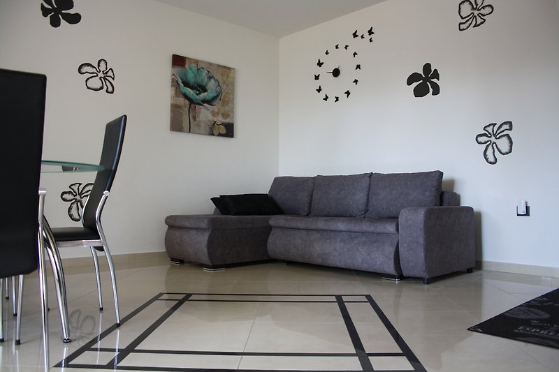 Stilvolles Wohnzimmer mit bequemer Couch und Kunst an der Wand.