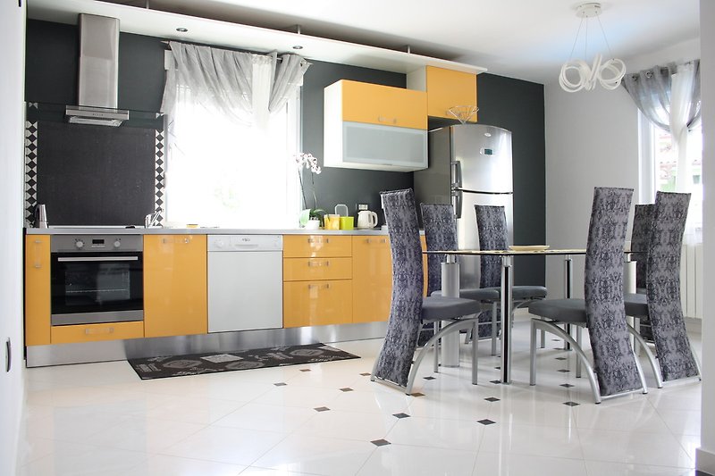 Moderne Küche mit eleganten Möbeln und grauem Interieur.