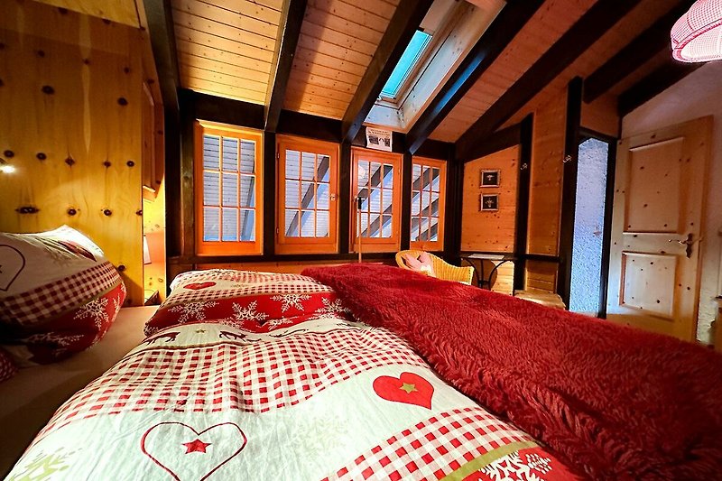 Schlafzimmer mit gemütlichem Bett und stilvoller Einrichtung.