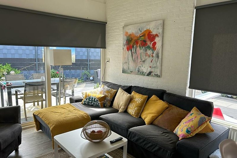 Stilvolles Wohnzimmer mit bequemer Couch und Smart TV