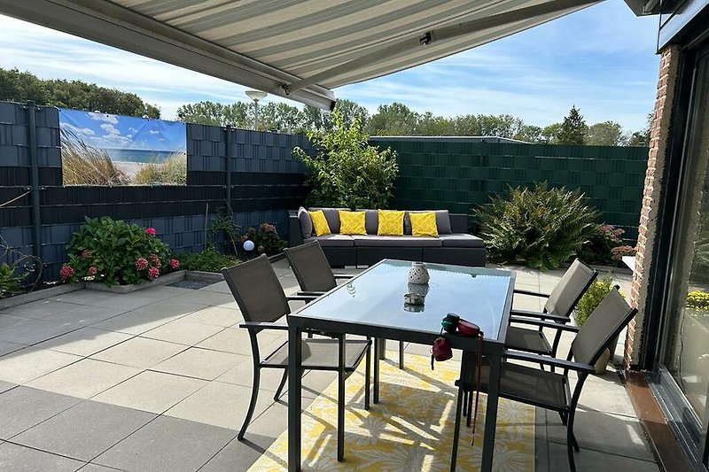 Terrasse mit Essecke, Loungebank, Holzkohlengrill und Picknicktisch