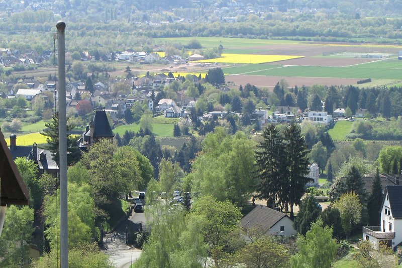 Aussicht von Terrasse auf Burg Ockenfels, Ahrtal und Eifel.