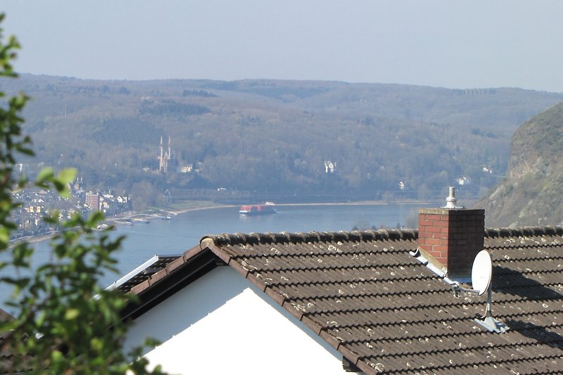 Aussicht von Terrasse auf dem Rhein und Remagen.