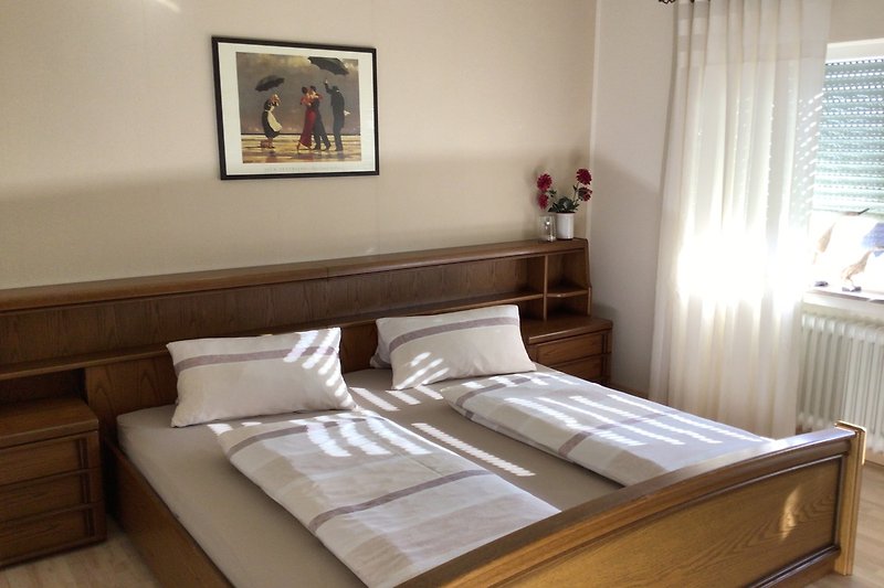 Schlafzimmer mit komfortables 200 x 200cm Bett