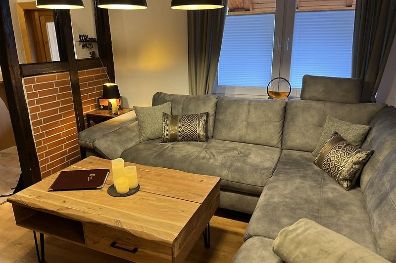Gemütliches Wohnzimmer mit großem Sofa