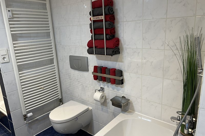 Modernes Badezimmer mit Badewanne und Waschbecken.