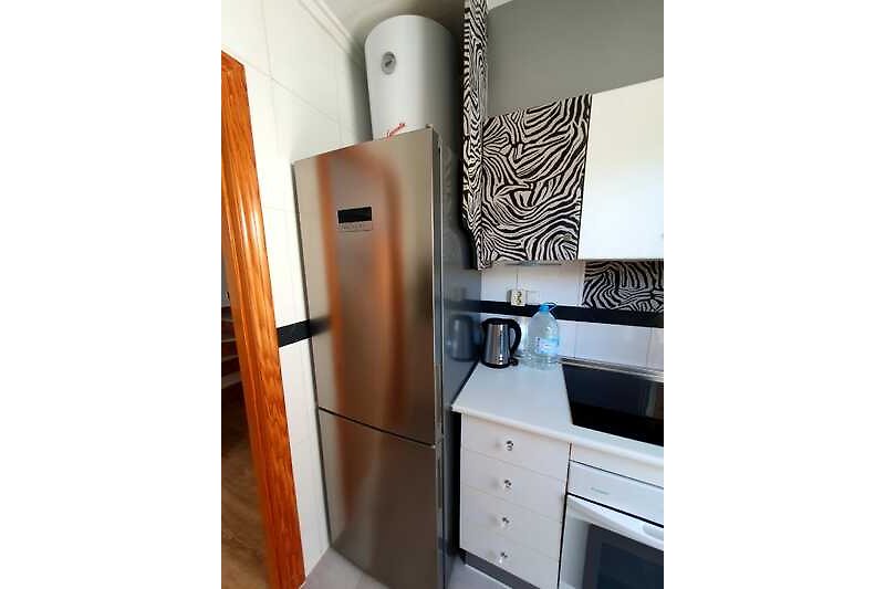 Moderne Küche mit Kühlschrank,Geschirrspüler, Mikrowelle etc.