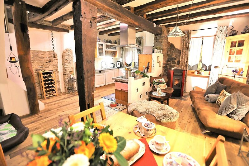 Elegantes Wohnzimmer mit Holzmöbeln, Bilderrahmen und Blumen. Stilvolles Ambiente.