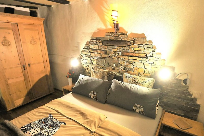 Klassisches Schlafzimmer mit Holzmöbeln und antiker Beleuchtung.