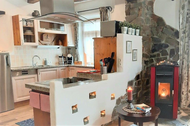 Moderne Küche mit Holzakzenten und Gasofen. Stilvolles Design.