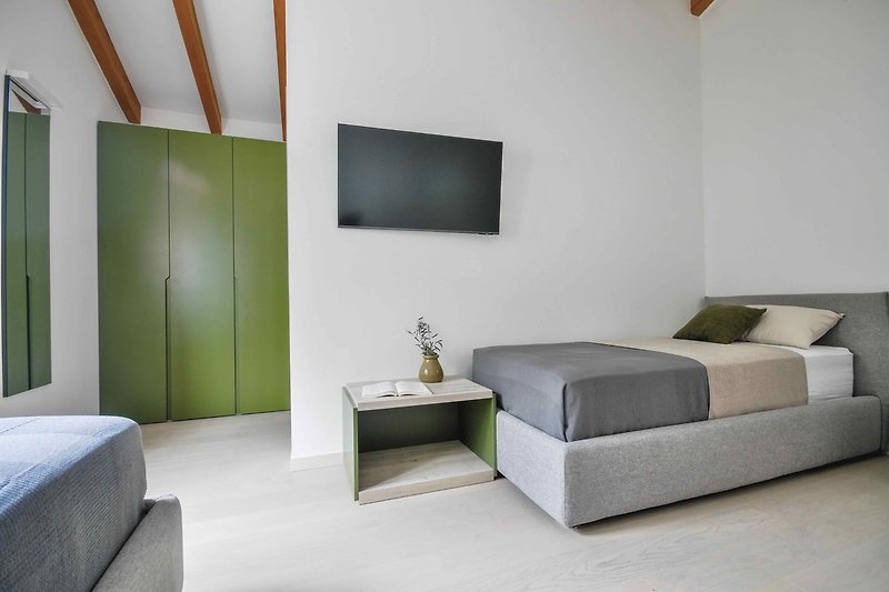Stilvolles Schlafzimmer mit gemütlichem Bett und Kunst.