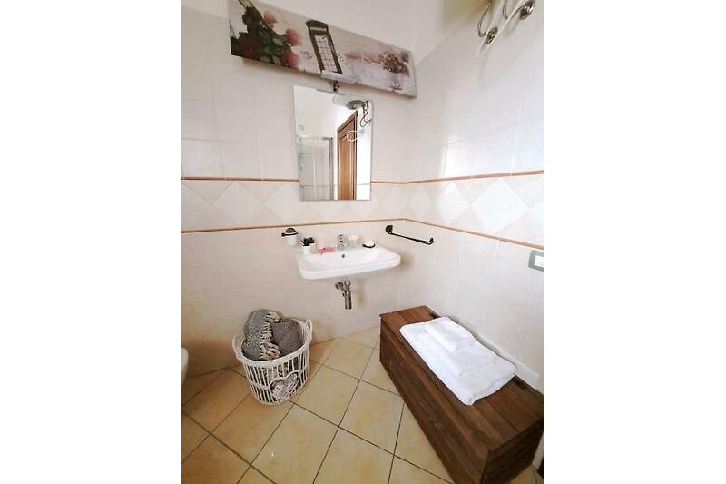 Modernes Badezimmer mit stilvoller Einrichtung und rechteckigem Spiegel.