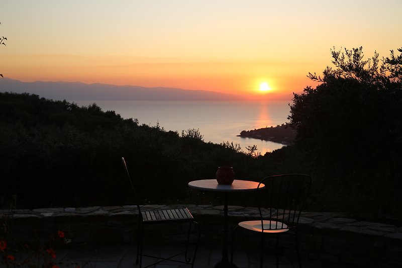 Sonnenuntergang von  unserer Terrasse mit Blick auf den pagasitischen Golf