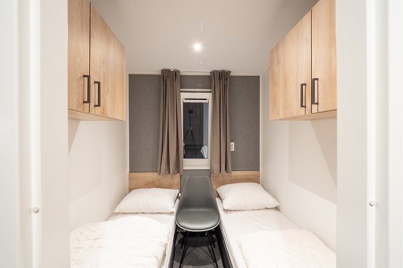 Stilvolles Schlafzimmer mit bequemem Bett und stilvoller Lampe.