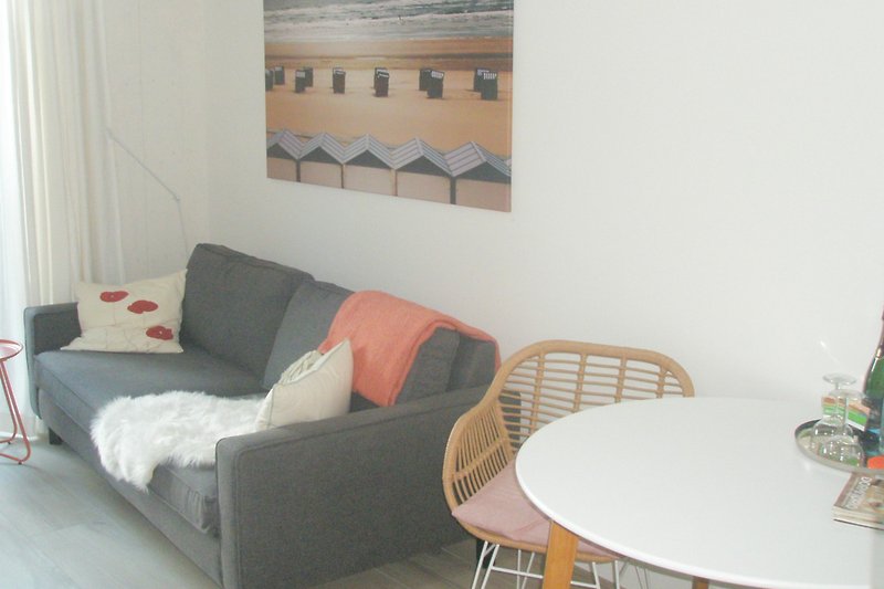 Stilvolles Wohnzimmer mit bequemer Couch und elegantem Tisch.