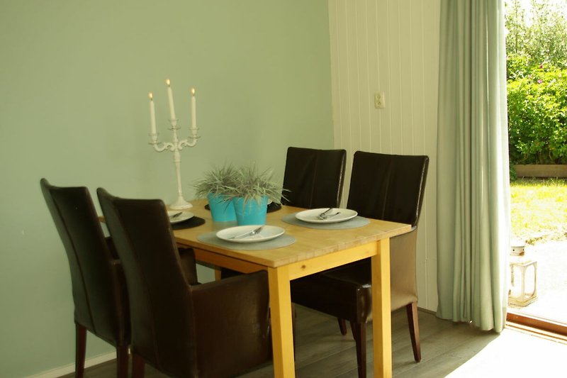 Ein modernes Esszimmer mit Holztisch und Stühlen.