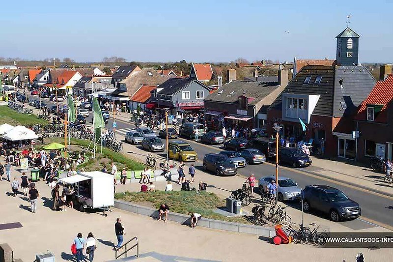 Historische Stadtansicht mit lebhaftem Markt.