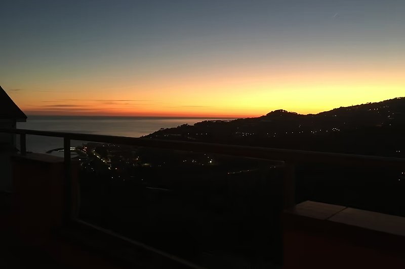 Spektakulärer Sonnenuntergang von der Terrasse