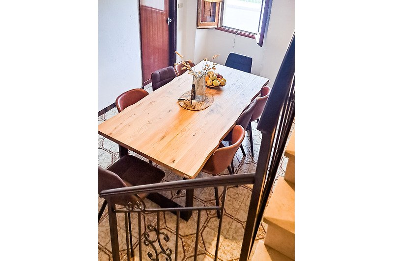 Küche mit Holztisch und Stühlen.