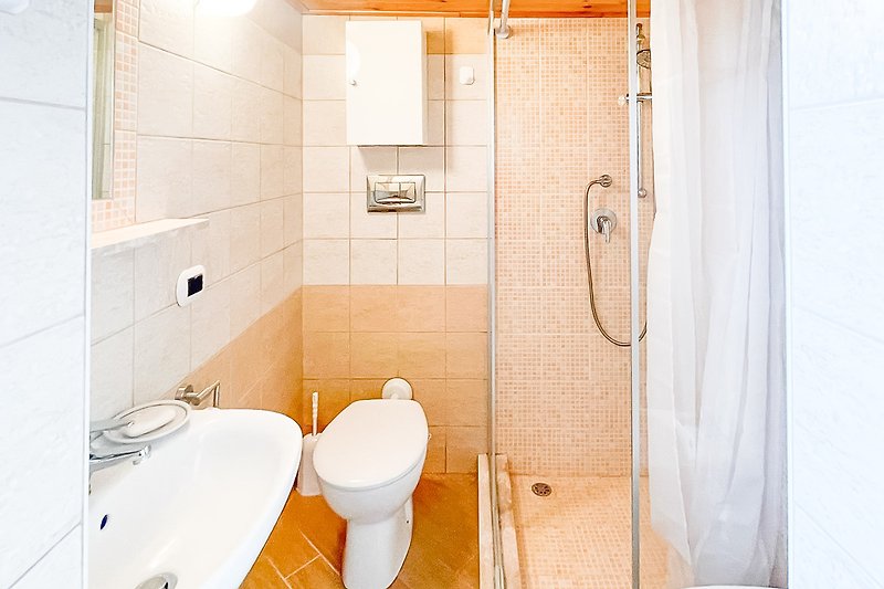 Modernes Badezimmer mit stilvoller Ausstattung.