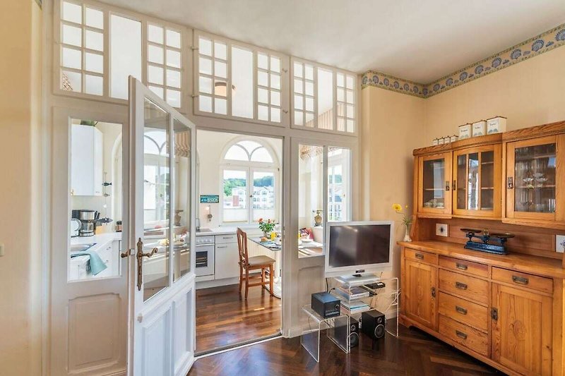 Modernes Wohnzimmer mit Holzdekor und großen Fenstern.