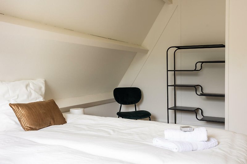 Ruime slaapkamer met 2 eenpersoonsbedden tegen elkaar (2x 90 breed, 200 lang)