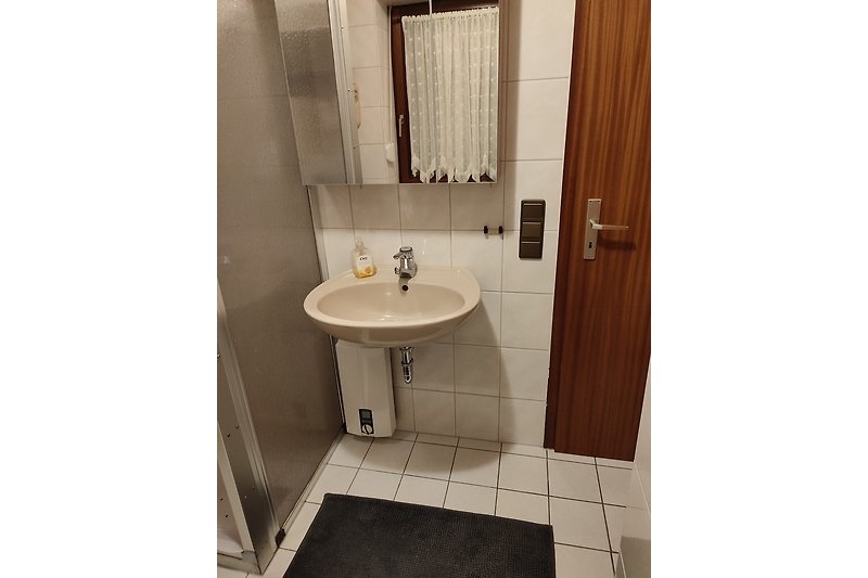 Tageslichtbad mit Dusche, Waschmaschine und separatem WC (weiteres WC im Dachgeschoss)