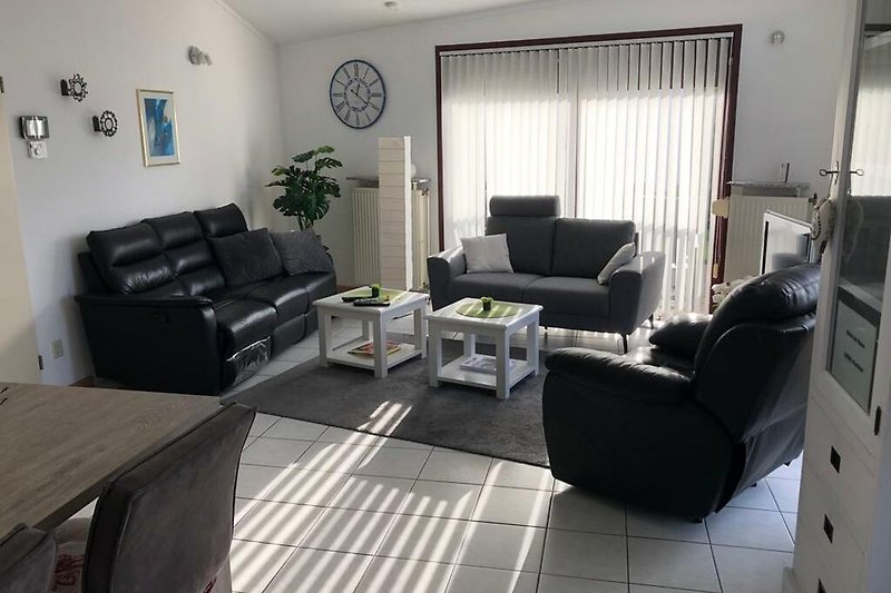 Modernes Wohnzimmer mit bequemer Couch