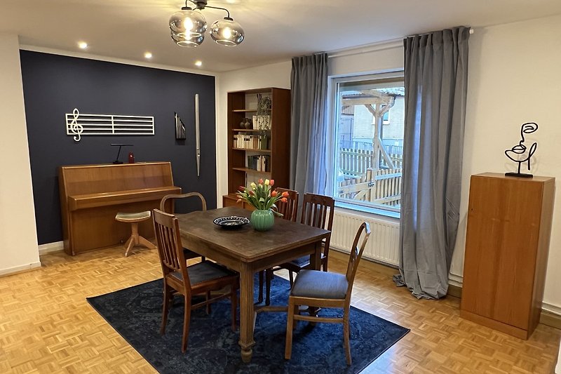 Stilvolles Wohnzimmer mit Klavier