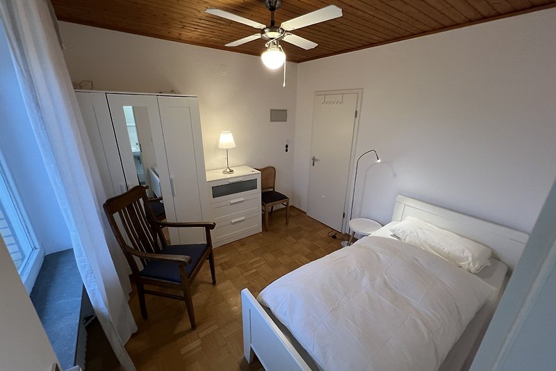 Schlafzimmer 5: Großes Einzelbett (2x1m), Deckenventilator, barrierefreier Zugang, eigenes Duschbad