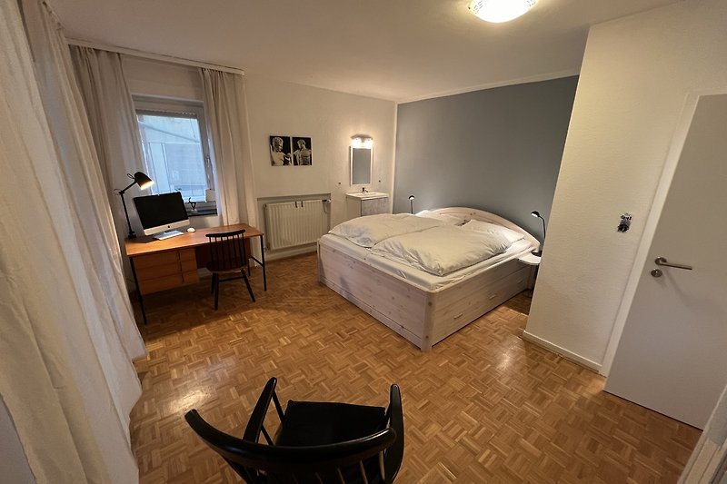Schlafzimmer 4: Großes Doppelbett (2x2m), Designerschreibtisch mit iMac (Gästezugang), moderner Waschtisch