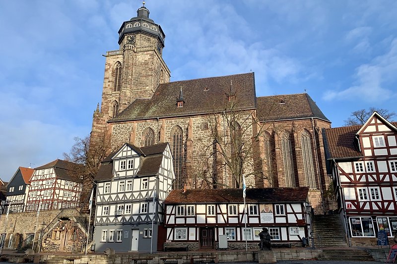 Mittelalterliche Architektur mit Hessens Reformationskirche.