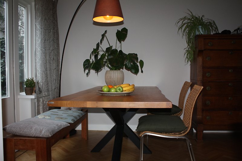 Stilvolles Wohnzimmer mit Holzmöbeln und Pflanzen. Gemütliche Beleuchtung.